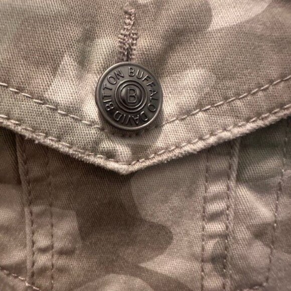 Buffalo by David Britton - Camo Jean Jacket - Large - Picture 3 of 5